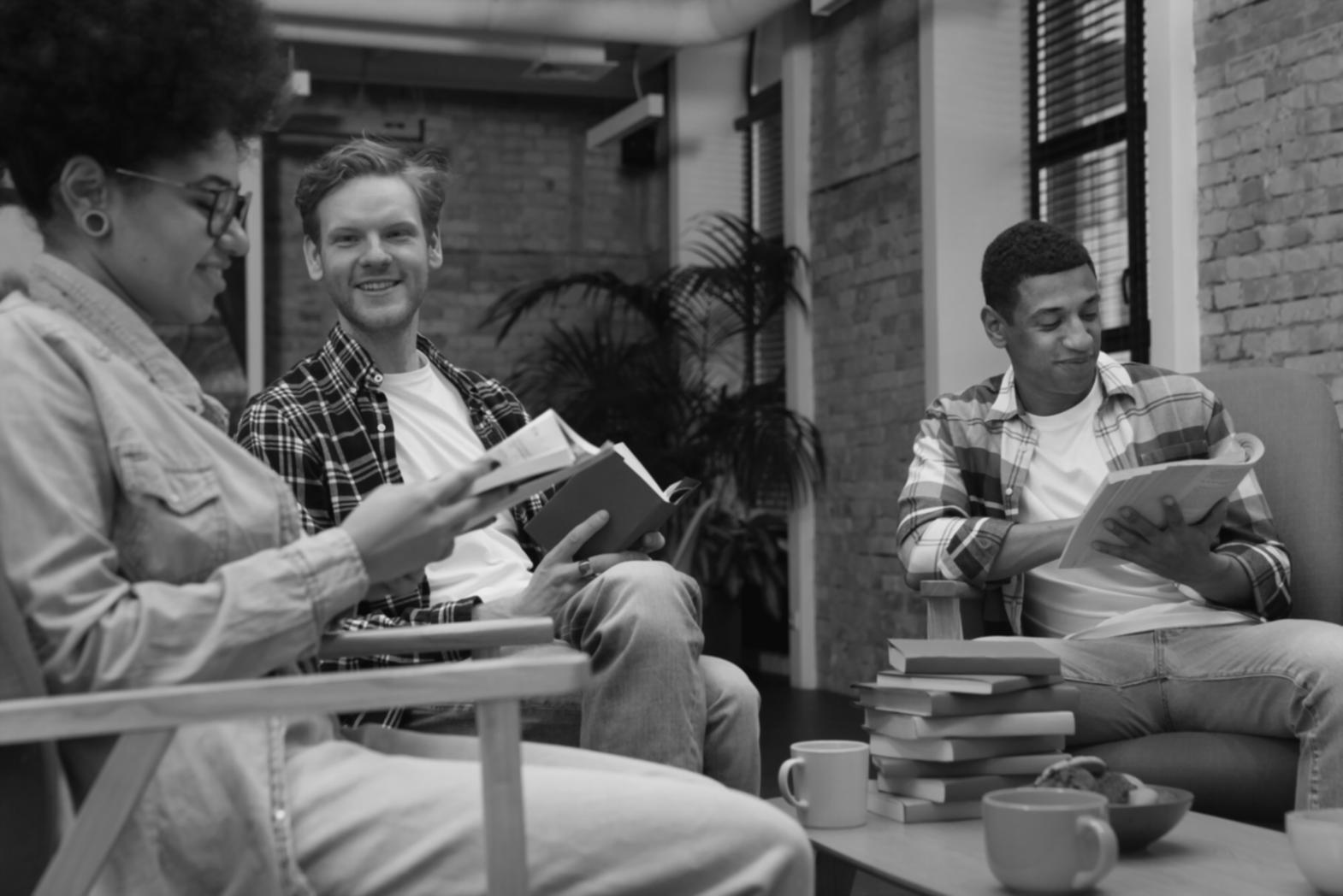 Modernes Büro mit Finanzanalyse-Tools und Arbeitsplätzen