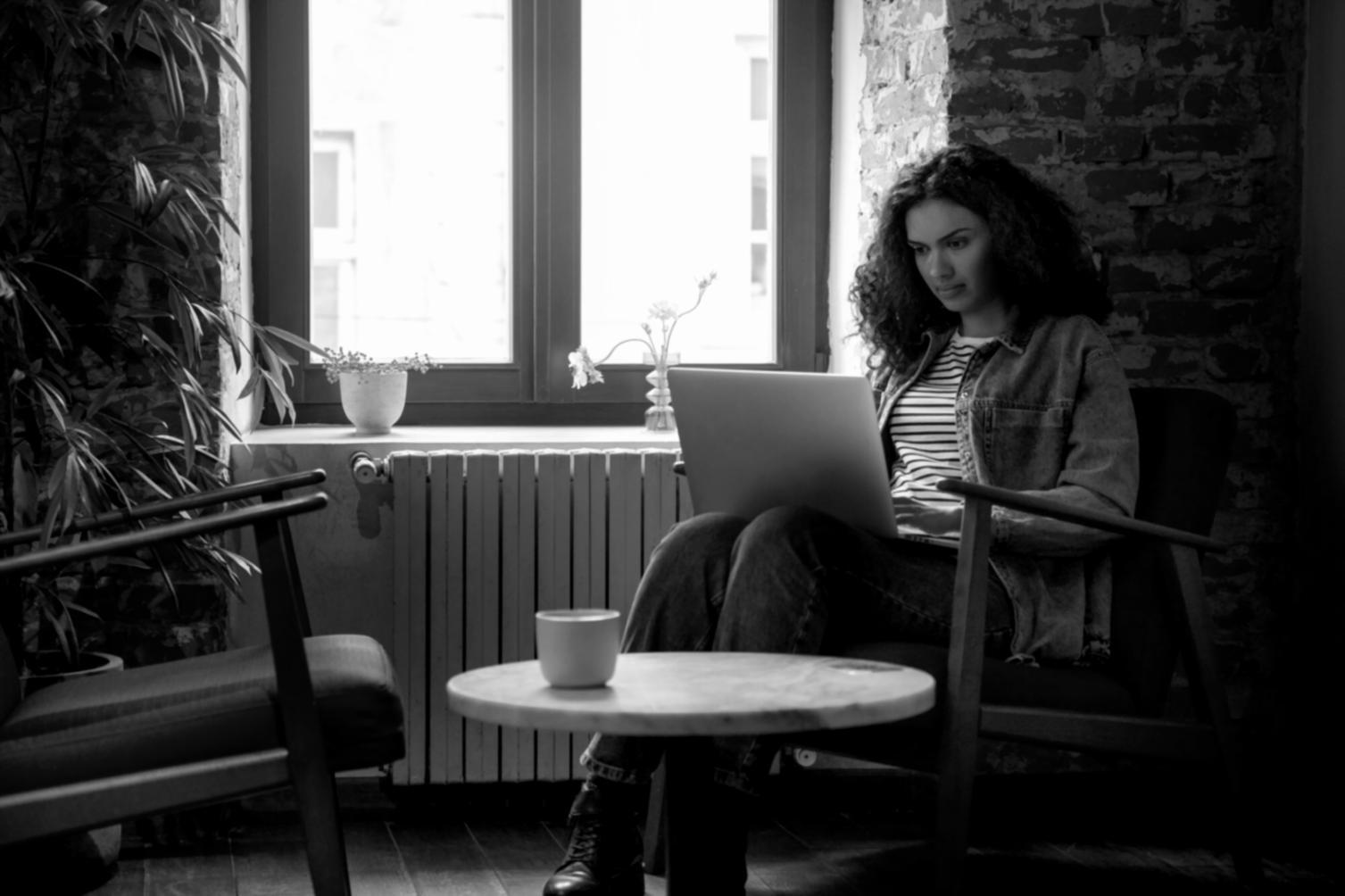 Finanzplanung und strategische Beratung in modernem Büroumfeld